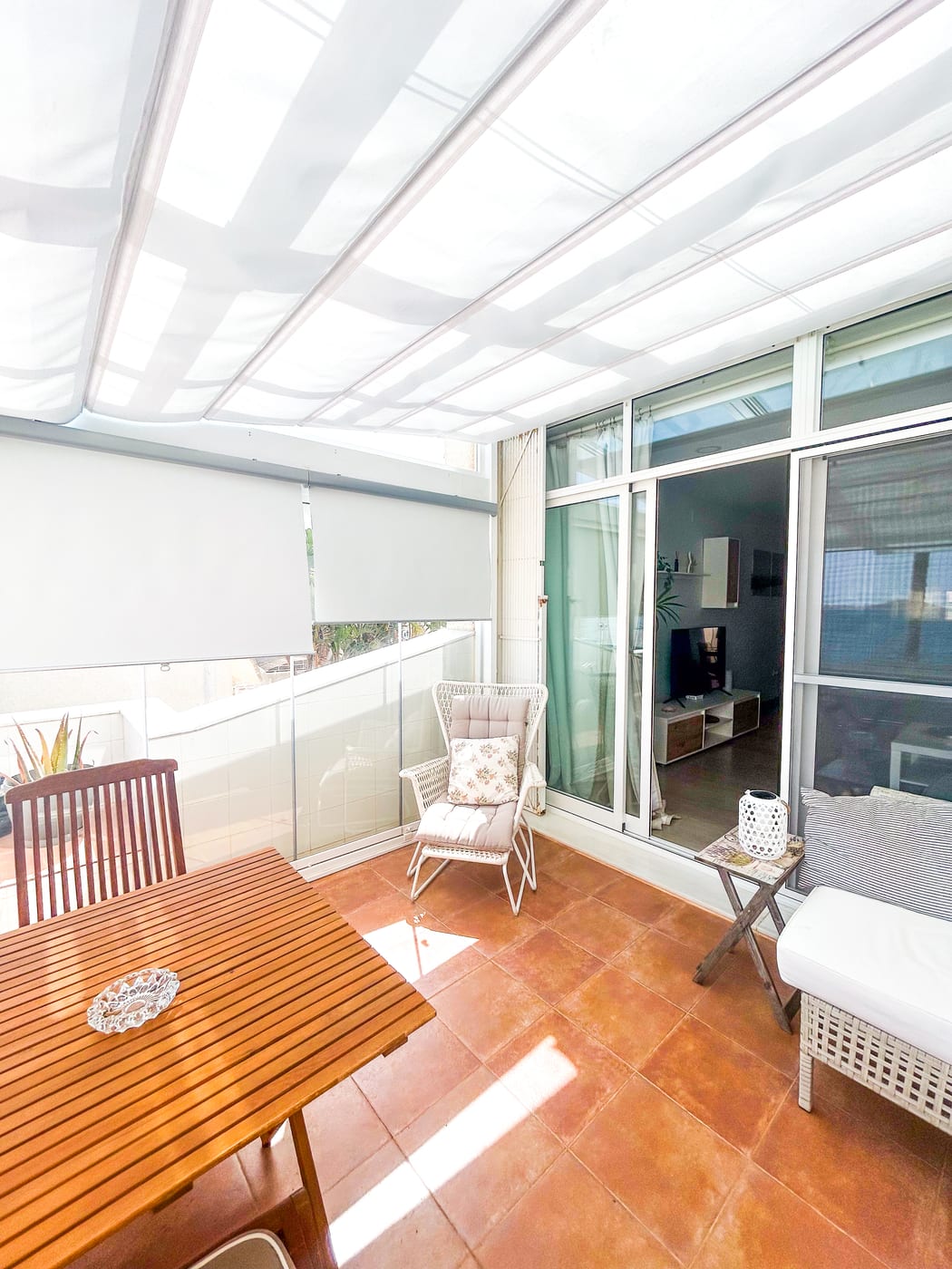 Terraza cubierta de Casa Chato con mesa de comedor y salida al salón en Playa Honda, Cartagena